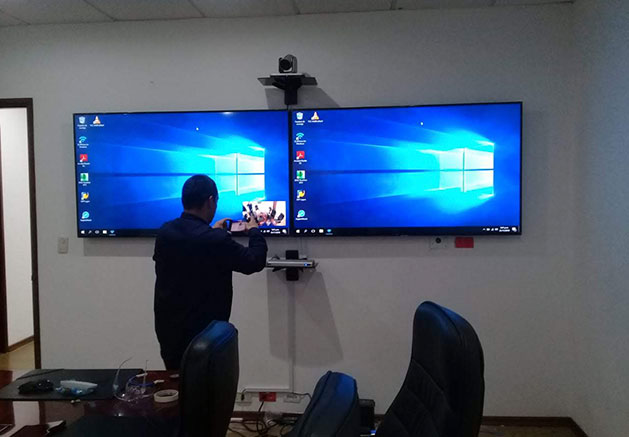 Soporte de pared dual para las salas de videoconferencias Soporte de pared dual para las salas de videoconferencias