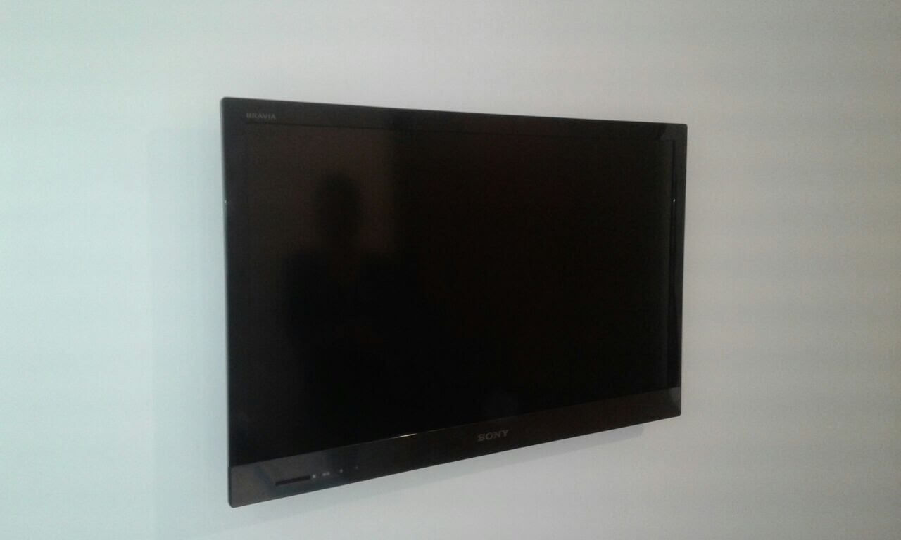 Soporte de pared instalado en televisor smartv Soporte de pared instalado en televisor smartv