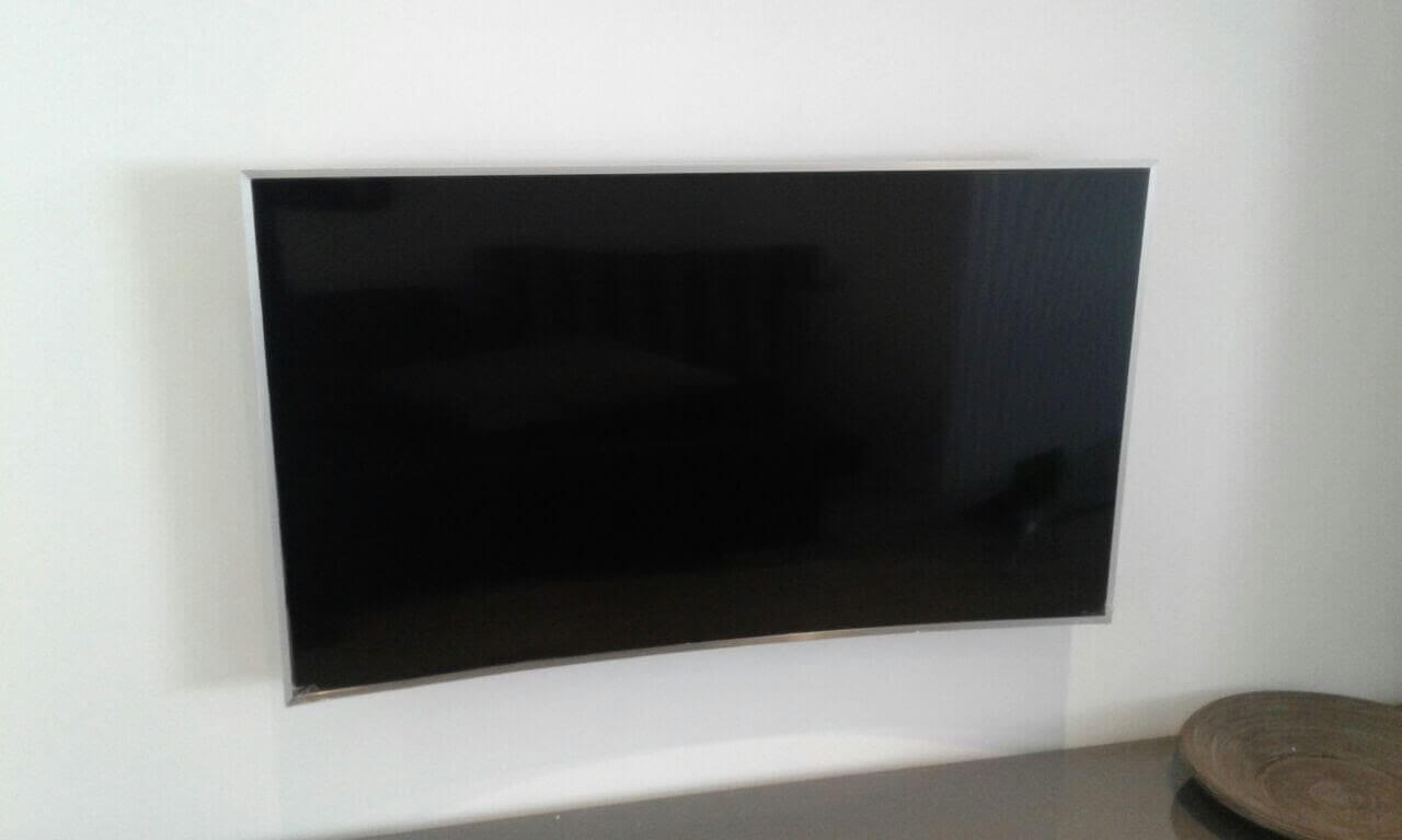 Instalacion de soporte de brazo doble en un televisor curvo Instalacion de soporte de brazo doble en un televisor curvo