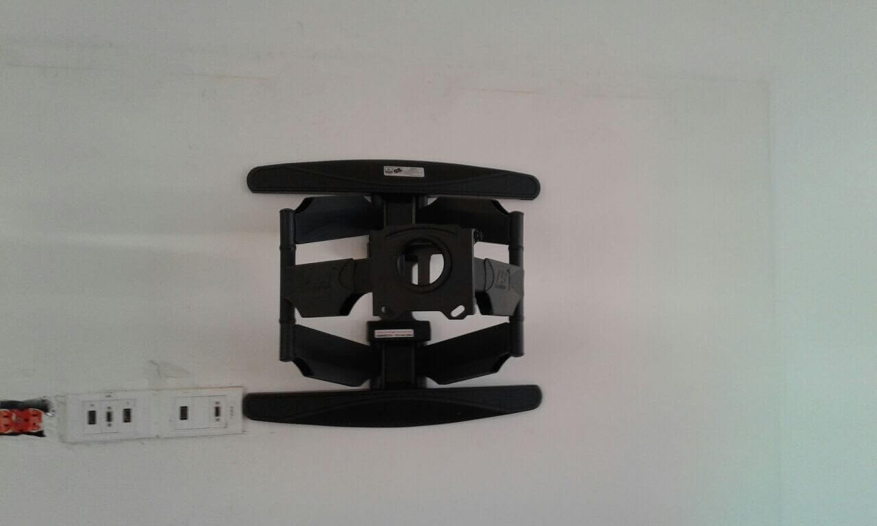 Soporte de brazo doble instalado Soporte de brazo doble instalado