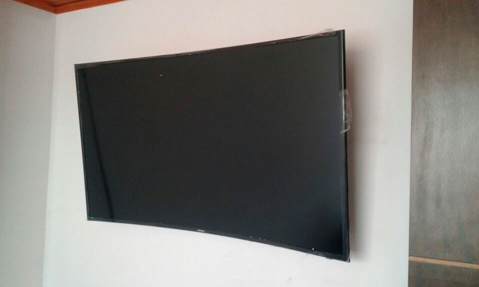 Instalacion de soporte de brazo doble en un televisor curvo Instalacion de soporte de brazo doble en un televisor curvo