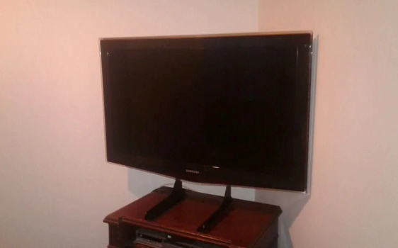 SBase de doble soporte de mesa para televisores instalada en Bogota Base de doble soporte de mesa para televisores instalada en Bogota