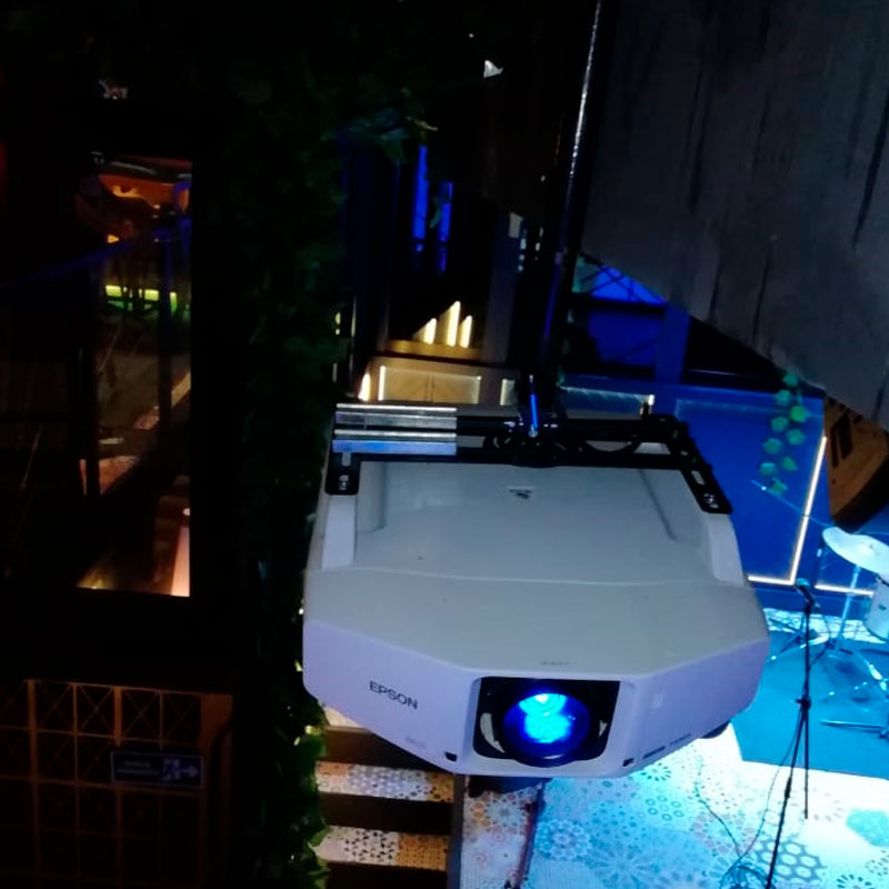 Instalacion de soporte de techo para videobeam Instalacion de soporte de techo para videobeam