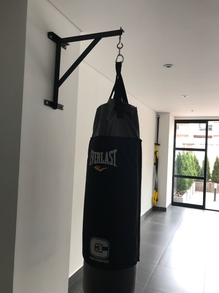 Soporte con triple base a la pared para saco de entrenamiento boxeo o artes marciales mixtas Soporte con triple base a la pared para saco de entrenamiento boxeo o artes marciales mixtas