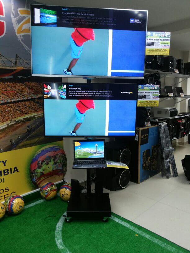 Base movil de piso para dos televisores con proyeccion desde computadora Base movil de piso para dos televisores con proyeccion desde computadora