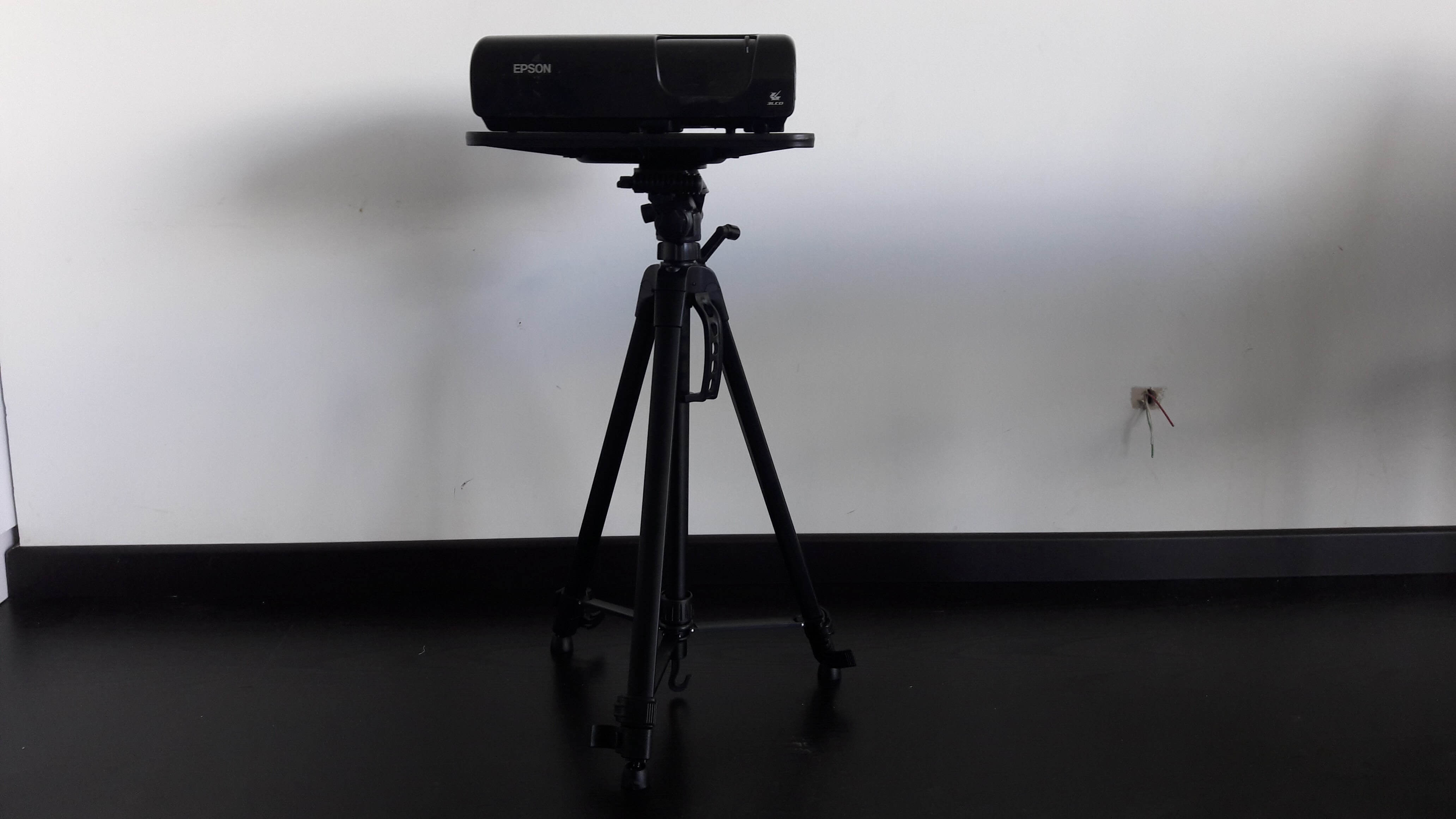 Soporte de piso tipo tripode para videobeam o camara de video Soporte de piso tipo tripode para videobeam o camara de video