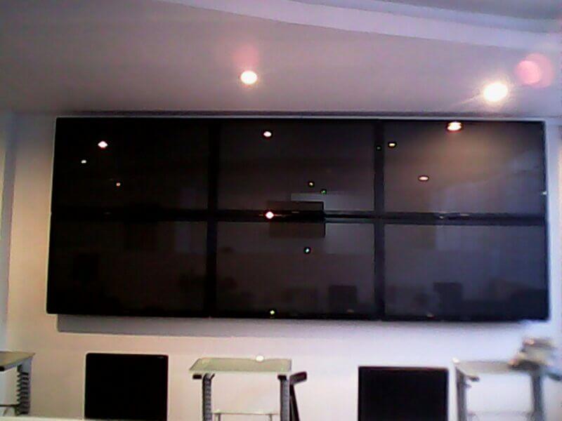 Videowall para tres pantallas ancladas a la pared Videowall para tres pantallas ancladas a la pared