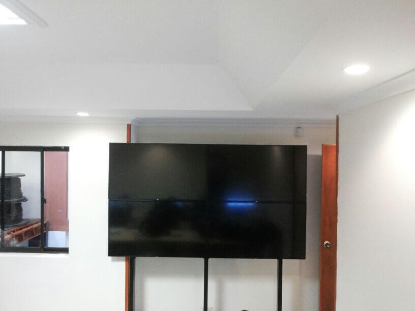 Montaje de 4 televisores en soporte videowall con televisores samsung Montaje de 4 televisores en soporte videowall con televisores samsung