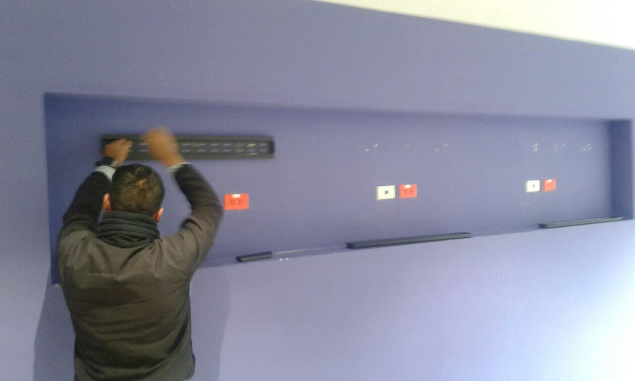 Montaje de videowall en pared para tres pantallas Montaje de videowall en pared para tres pantallas