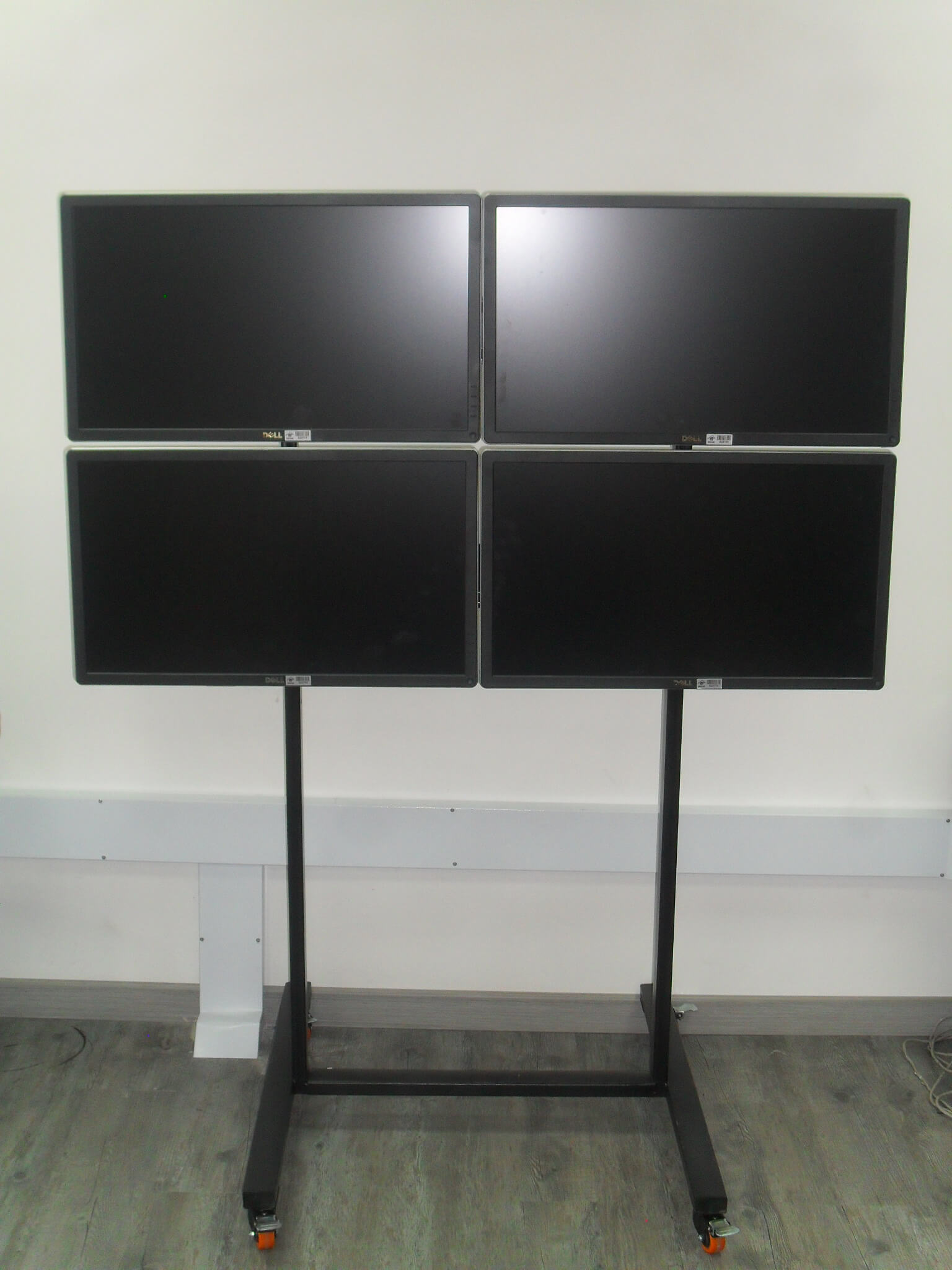 Soporte de piso con ruedas para el traslado de 4 pantallas planas Soporte de piso con ruedas para el traslado de 4 pantallas planas