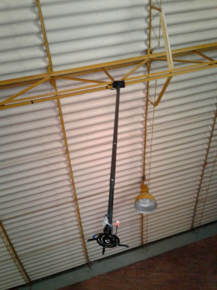 Instalacion de un soporte de techo industrial para proyector Instalacion de un soporte de techo industrial para proyector