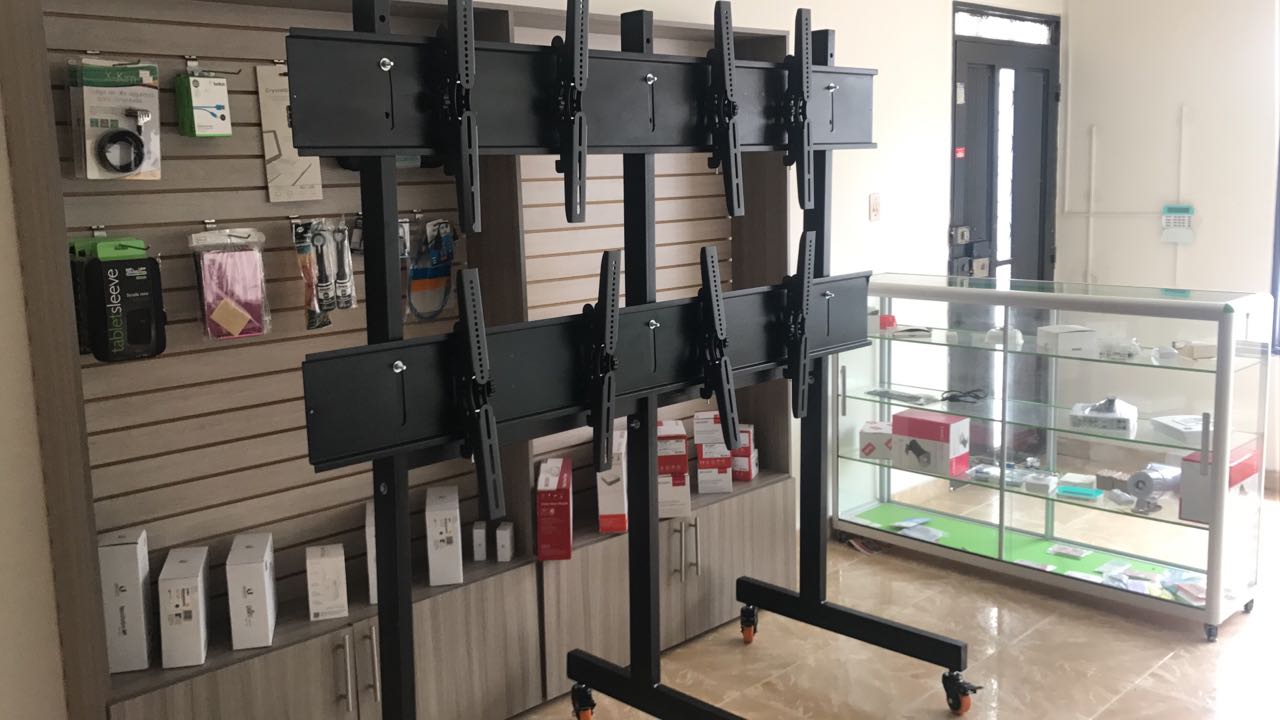 Soporte videowall para 4 pantallas en unilago Soporte videowall para 4 pantallas en unilago