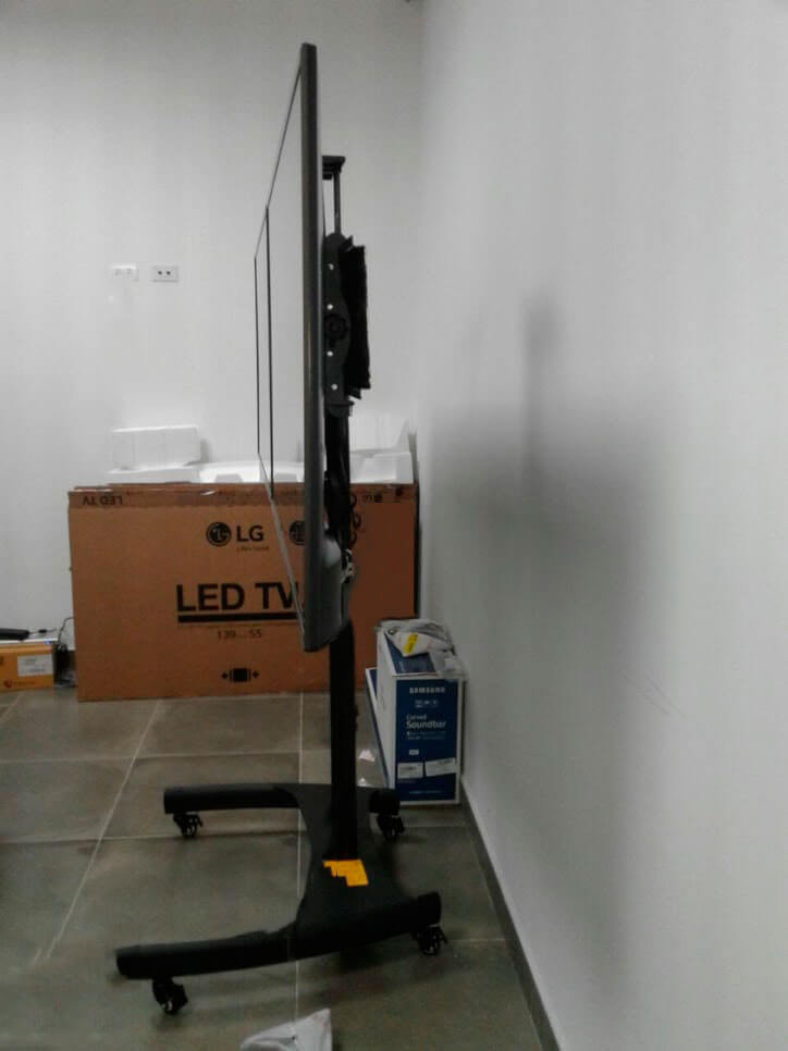 Instalacion de soporte para dos pantallas moviles con ruedas para tv Instalacion de soporte para dos pantallas moviles con ruedas para tv