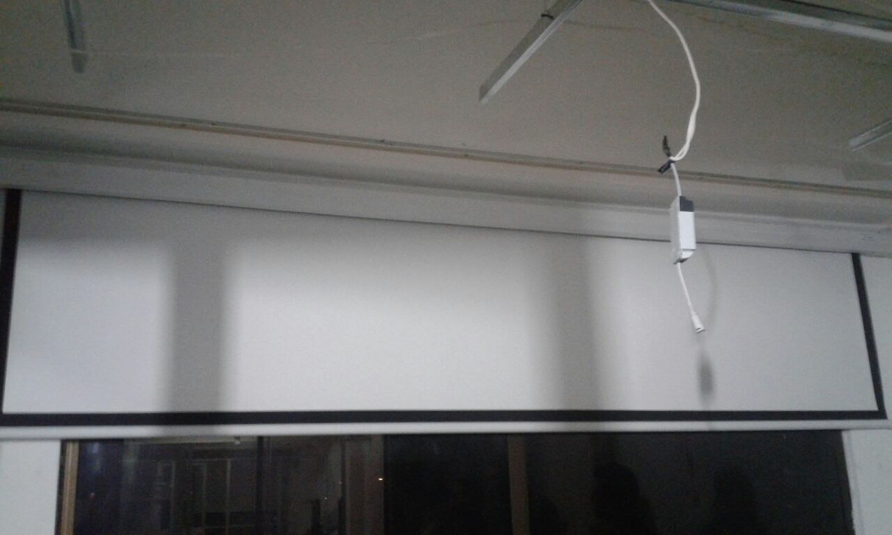 Instalacion de telon electrico desde techo Instalacion de telon electrico desde techo