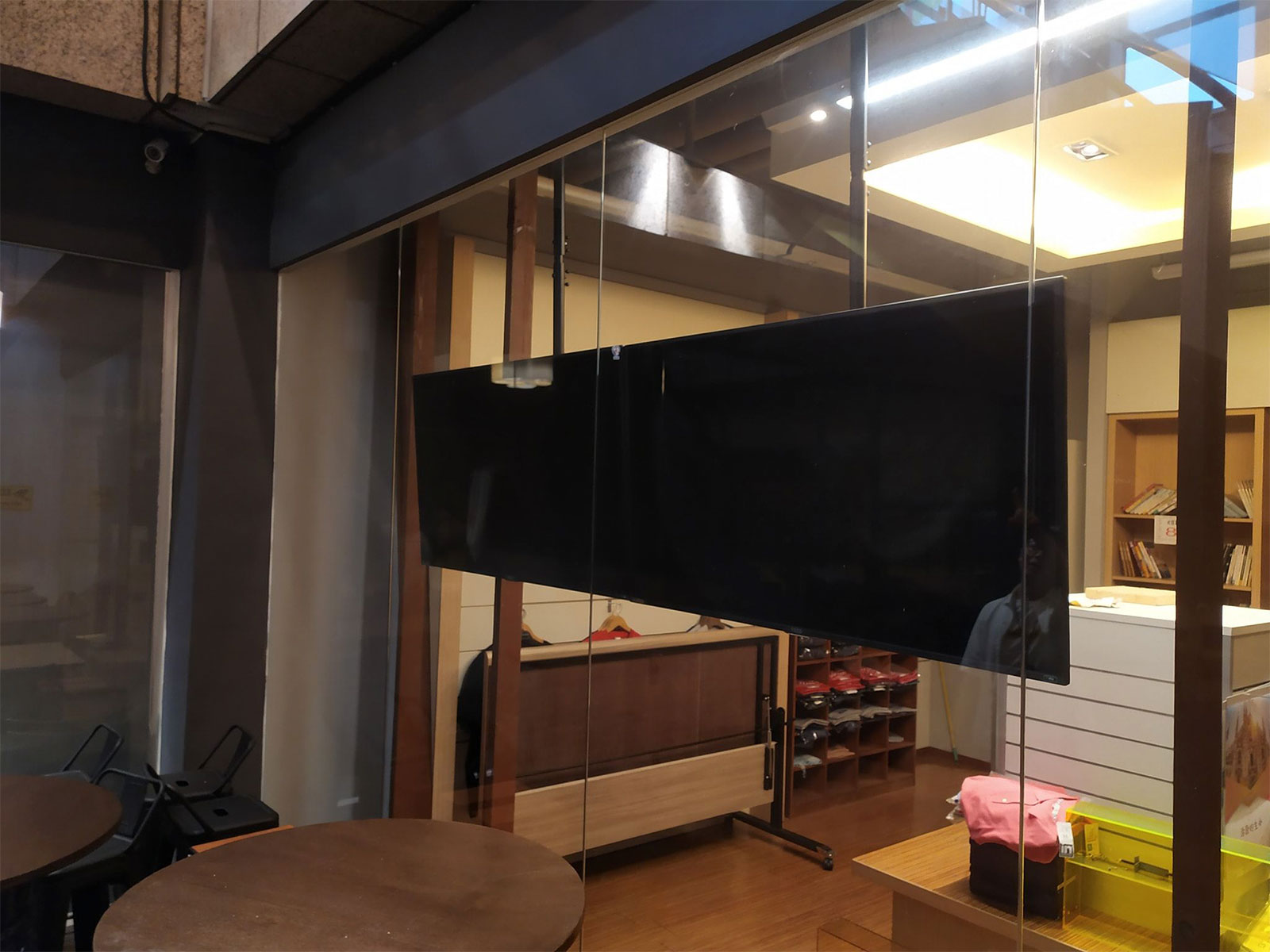 Montaje de videowall de techo para instalacion de televisores Montaje de videowall de techo para instalacion de televisores