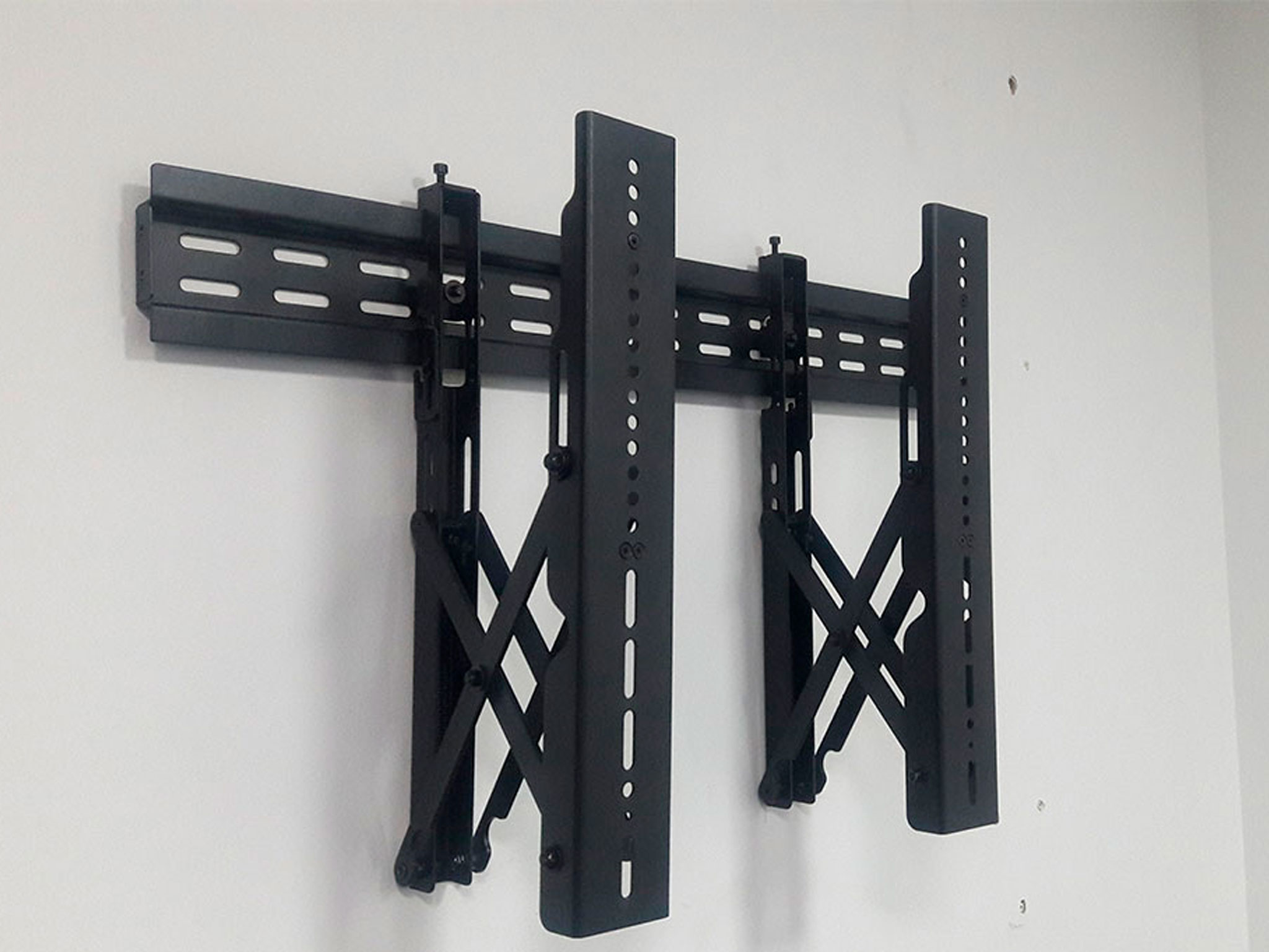 Instalacion de base de pared tipo videowall para 1 pantalla Instalacion de base de pared tipo videowall para 1 pantalla