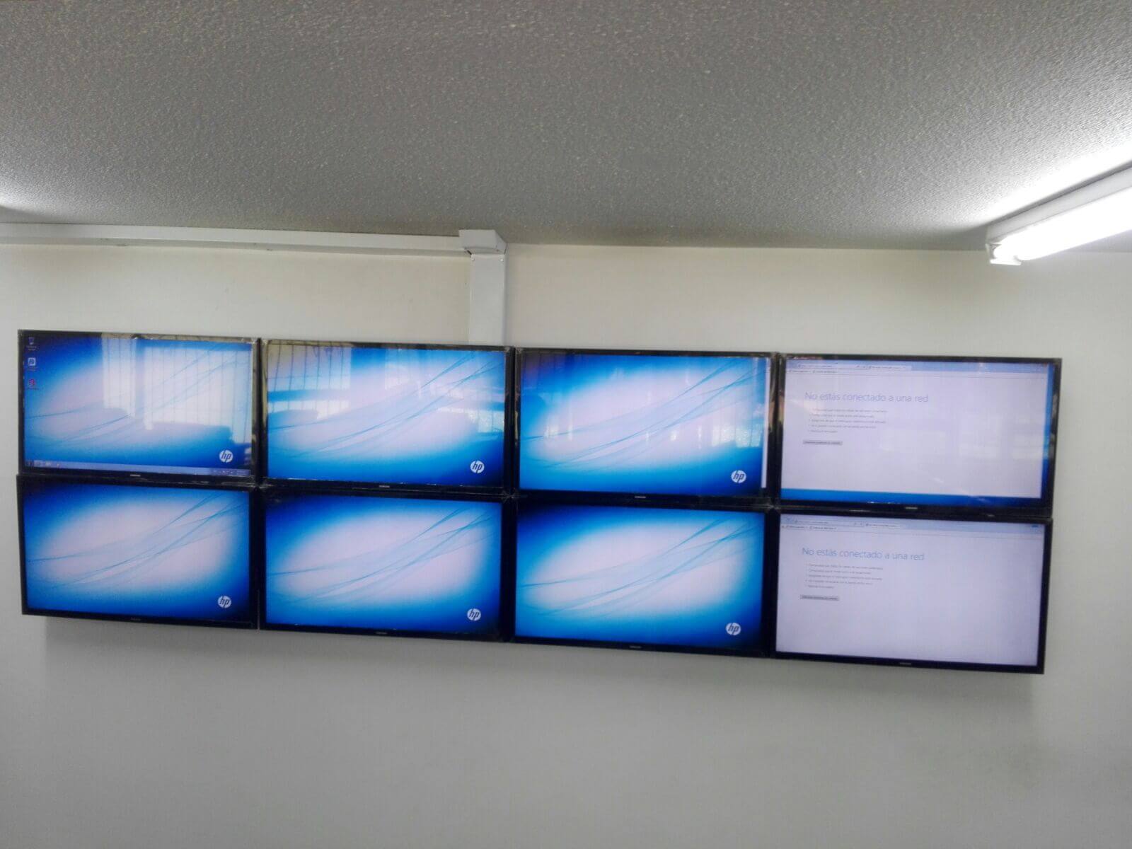 Montaje de 8 televisores en soporte videowall con televisores samsung Montaje de 8 televisores en soporte videowall con televisores samsung