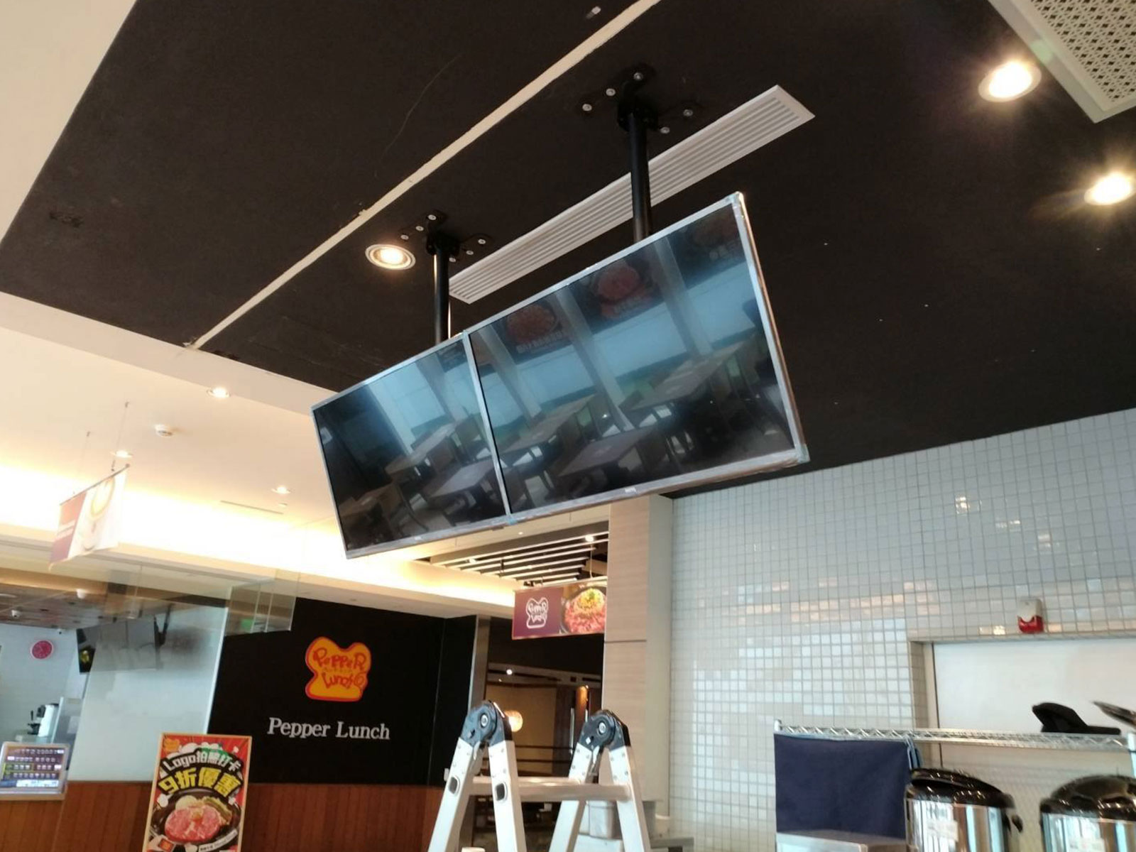 Soporte de pared para 2 televisores anclados a la pared Soporte de pared para 2 televisores anclados a la pared