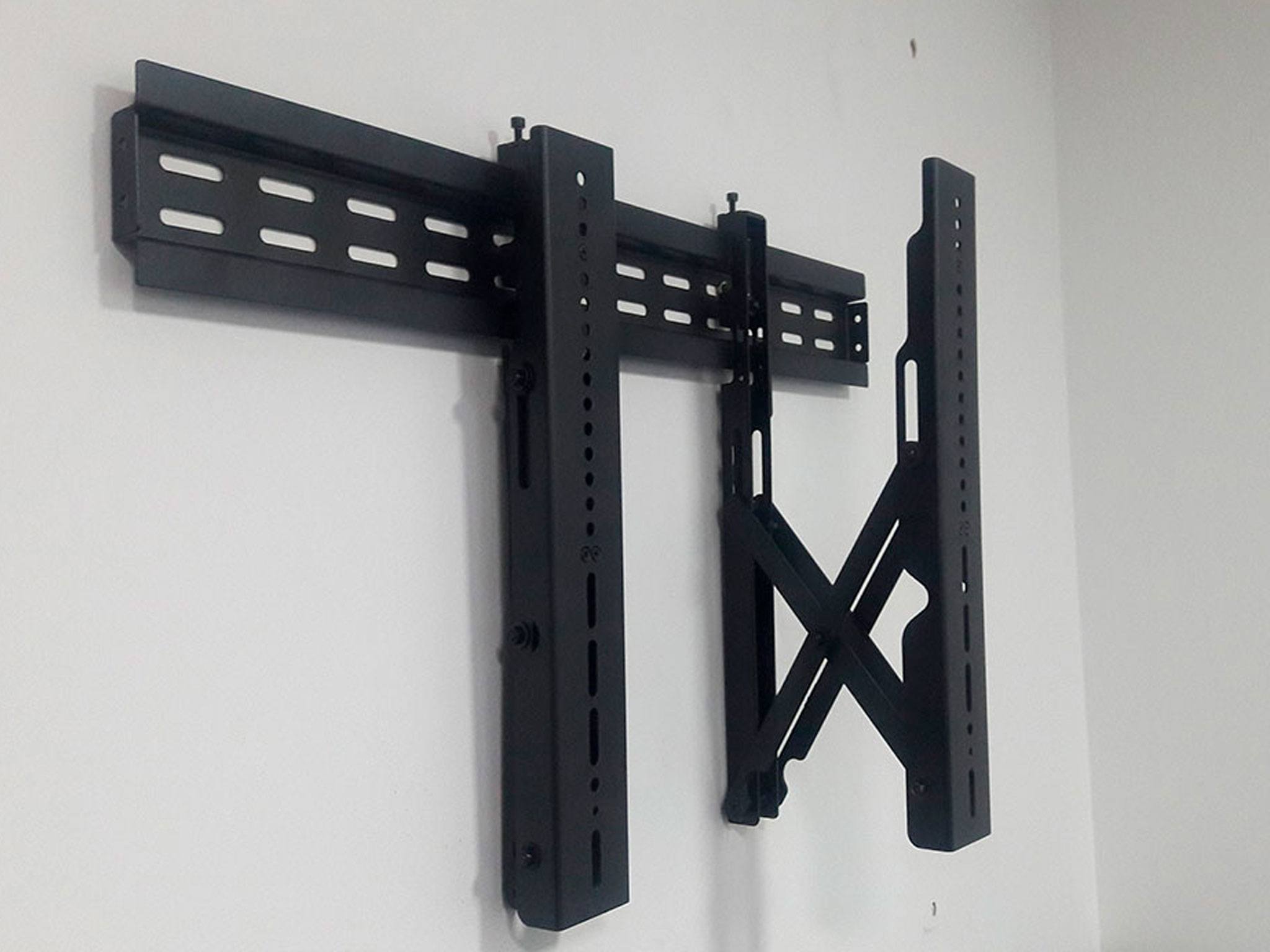 Soporte videowall instalado en pared con sistema push Soporte videowall instalado en pared con sistema push
