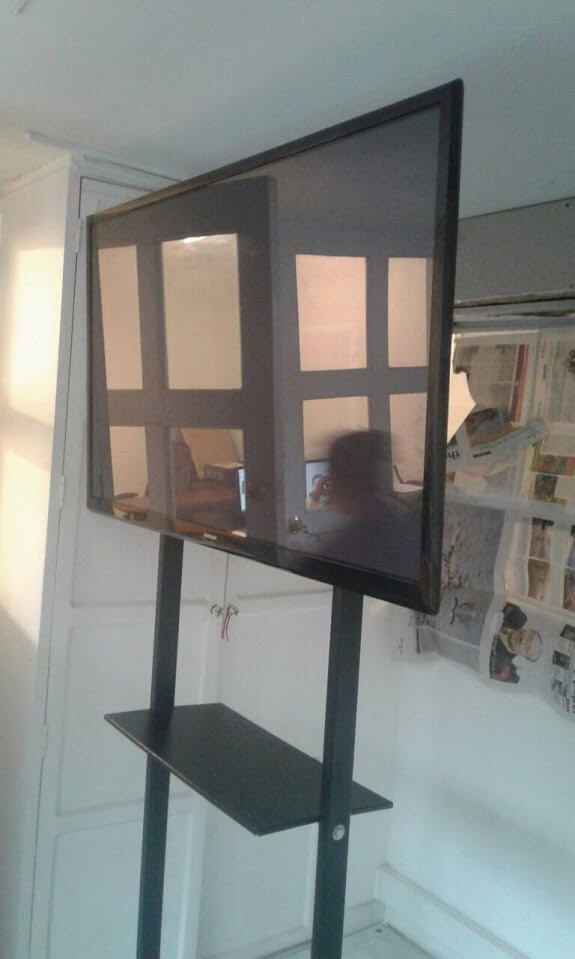 Soporte con tubo doble para la colocacion de televisor grande Soporte con tubo doble para la colocacion de televisor grande