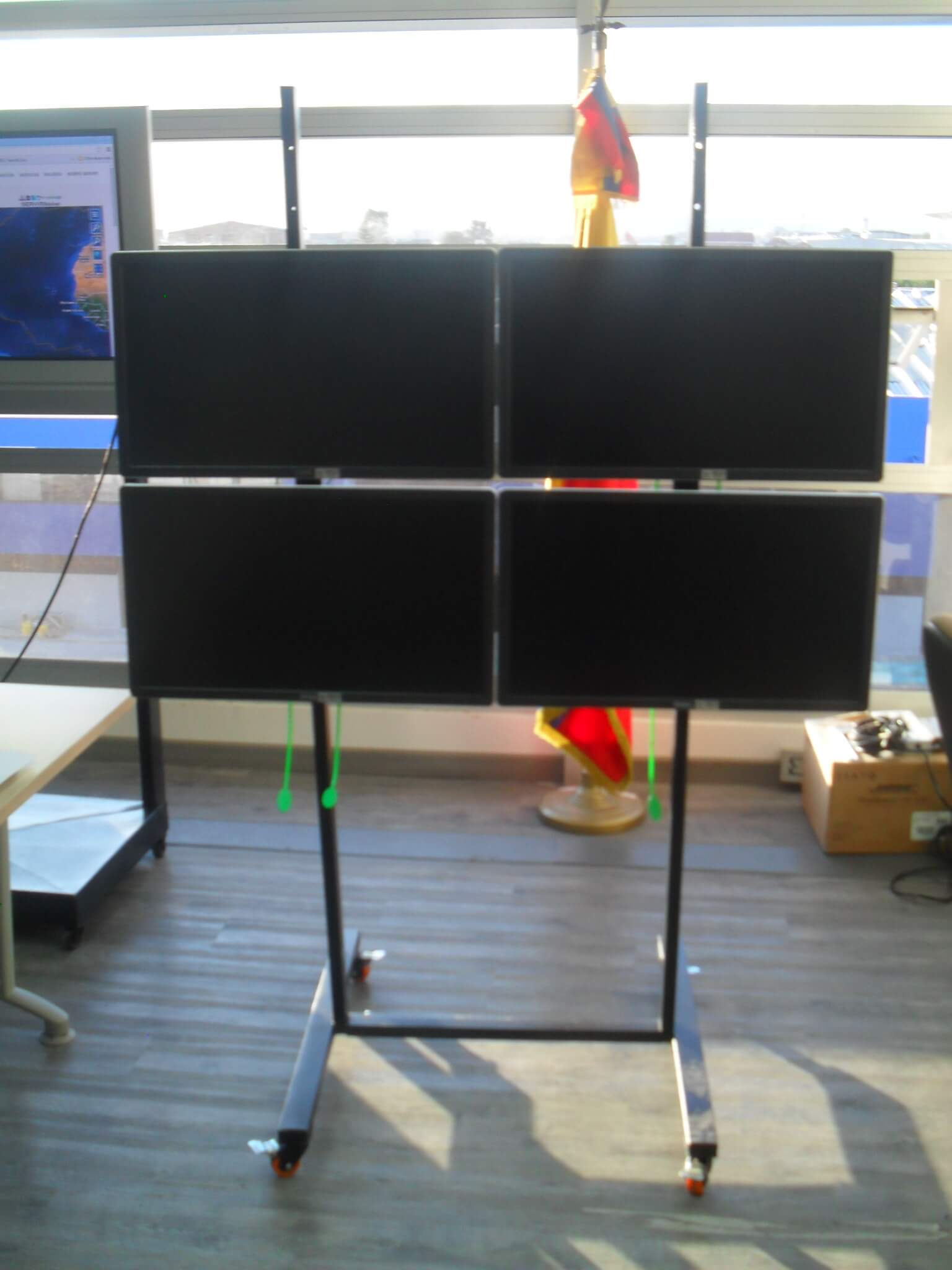 Soporte movil para 4 televisores de bisel ancho Soporte movil para 4 televisores de bisel ancho