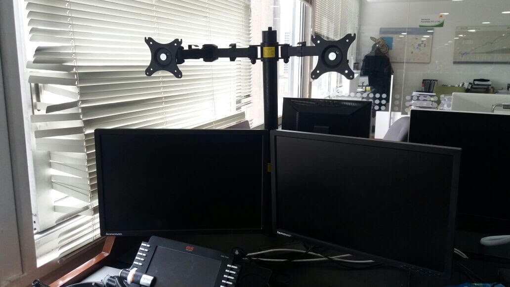 Soporte de mesa para 4 monitores de computador Soporte de mesa para 4 monitores de computador