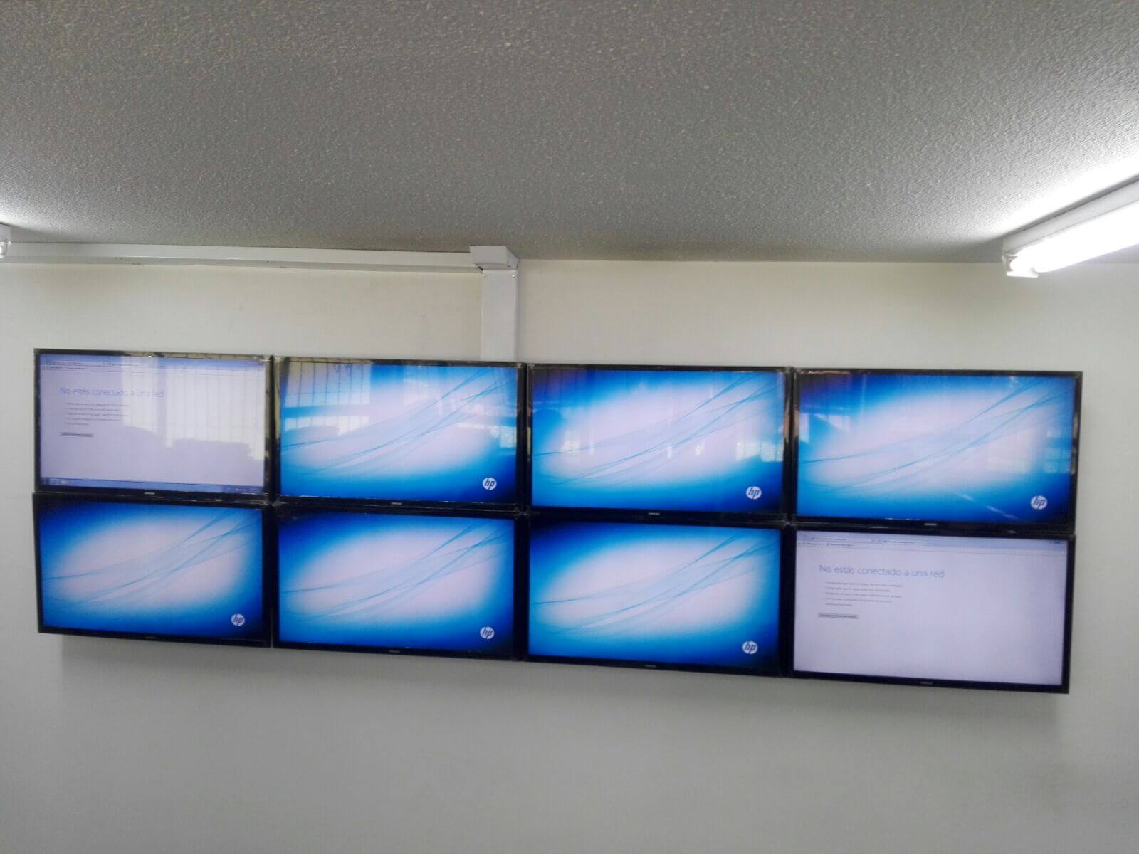 Soporte de pared para 8 televisores anclados a la pared Soporte de pared para 8 televisores anclados a la pared