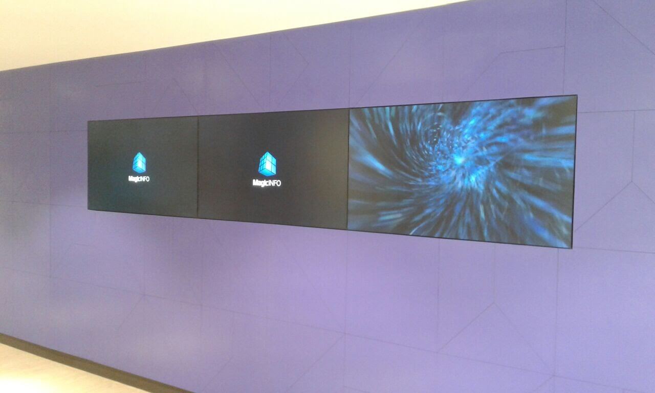 Videowall para tres pantallas ancladas a la pared Videowall para tres pantallas ancladas a la pared