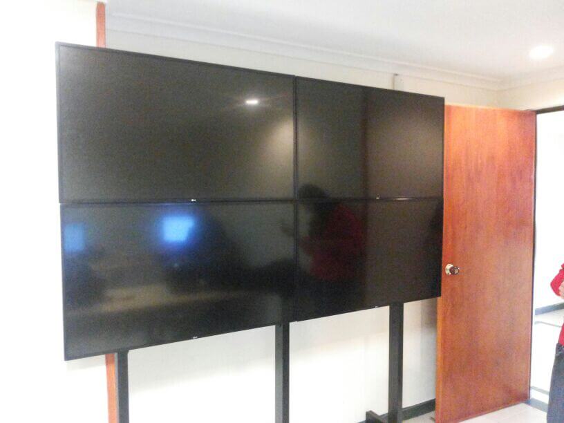 Montaje de 4 televisores en estructura videowall con 4 platinas para sobreposicion de televisores Montaje de 4 televisores en estructura videowall con 4 platinas para sobreposicion de televisores