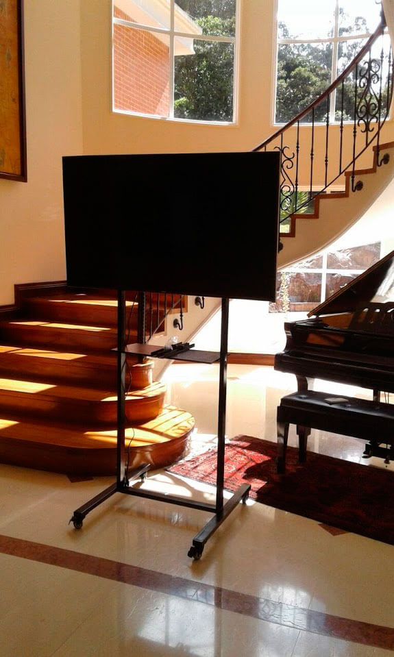 Soporte de piso movil para televisores o monitores Soporte de piso movil para televisores o monitores