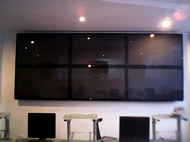 Montaje de videowall en pared para tres pantallas Montaje de videowall en pared para tres pantallas