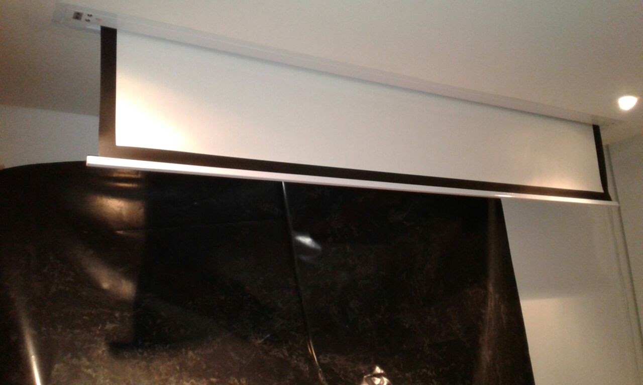 Telon de proyeccion dentro de techo de drywall Telon de proyeccion dentro de techo de drywall
