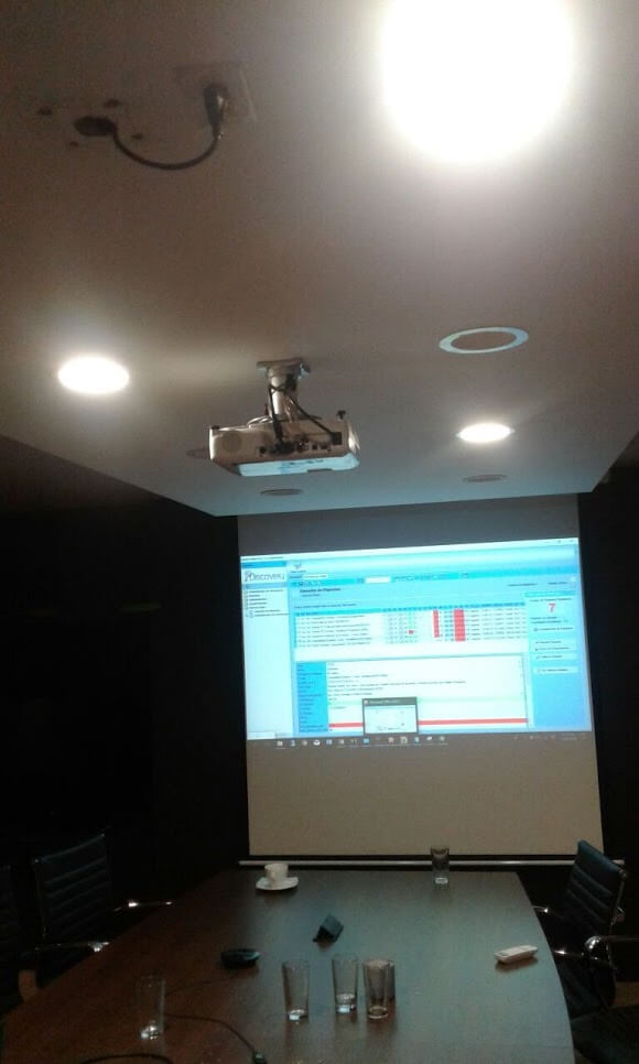 Telon manual para proyeccion de videobeam Telon manual para proyeccion de videobeam