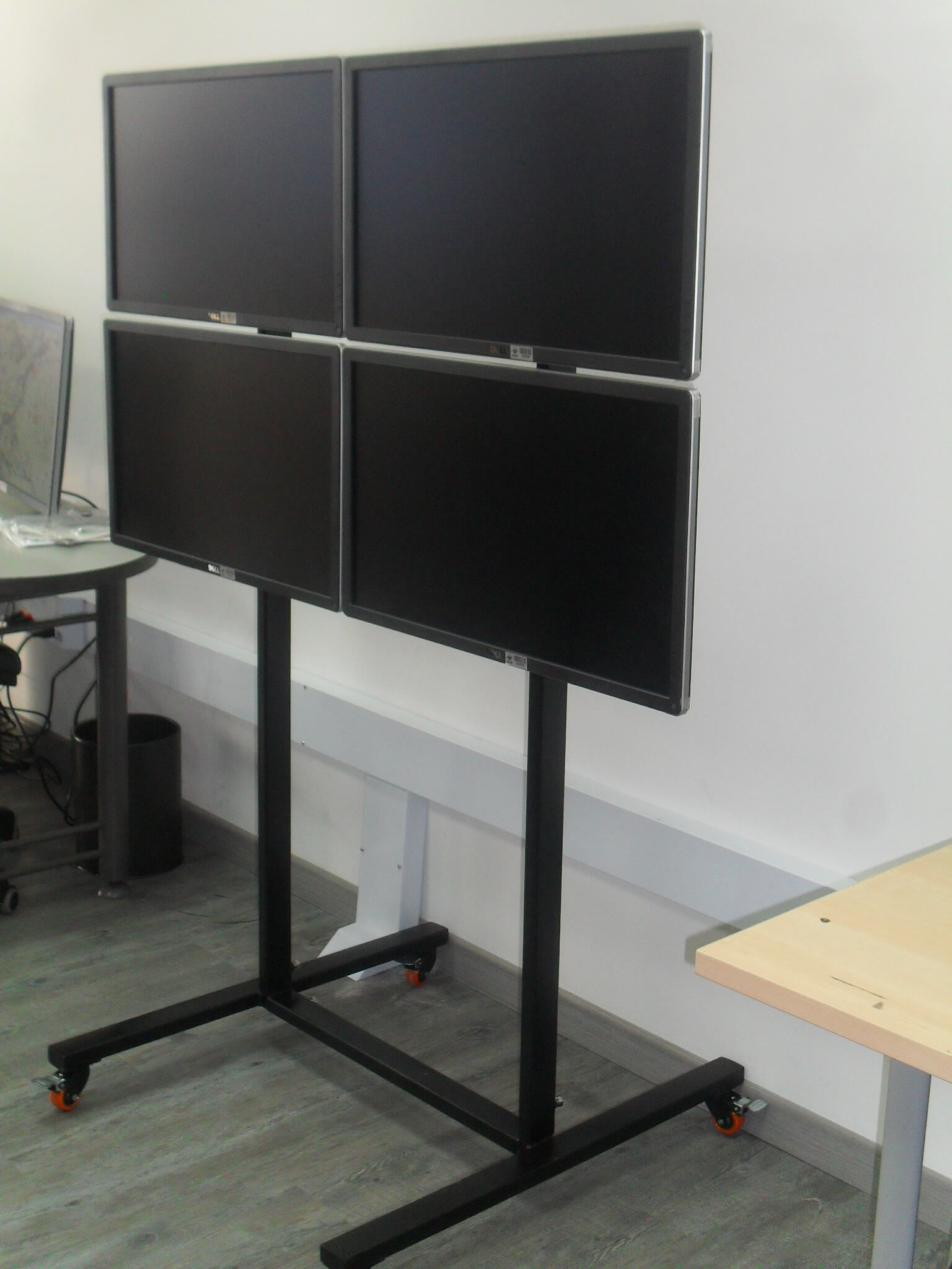 Videowall de ruedas para 4 monitores o televisores pantalla plana Videowall de ruedas para 4 monitores o televisores pantalla plana