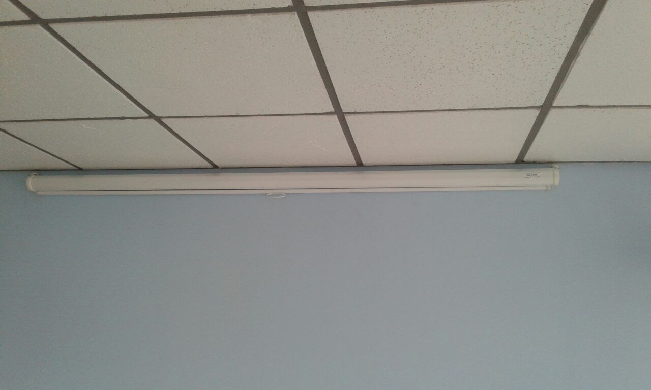 Pantalla de proyeccion anclada a la pared Pantalla de proyeccion anclada a la pared
