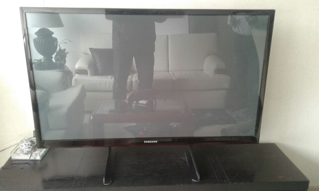 Instalacion real de base de mesa para tv Instalacion real de base de mesa para tv