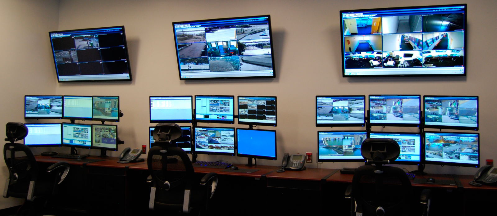 Puestos de mando y vigilancia con video wall Puestos de mando y vigilancia con video wall