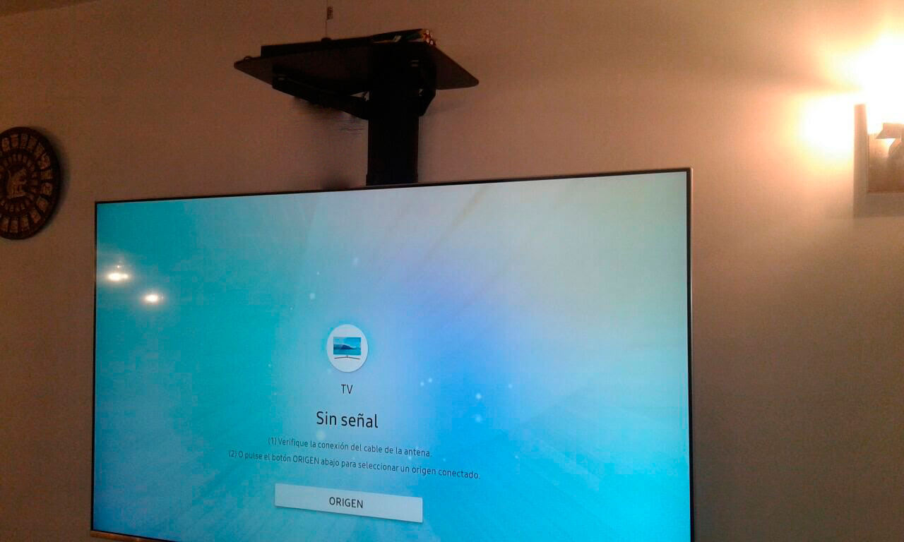 Repisa de vidrio encima de televisor Repisa de vidrio encima de televisor