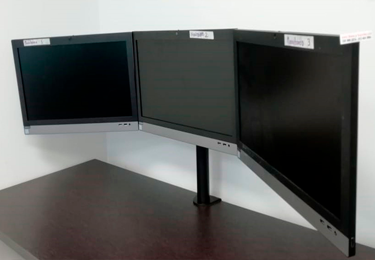 Soporte de 3 monitores en mesa
