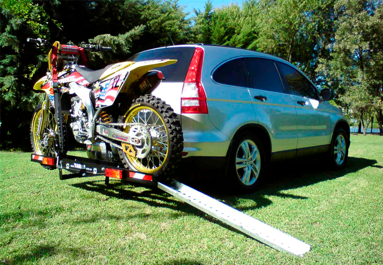 Instalacion portamotos trasero anclado a automovil